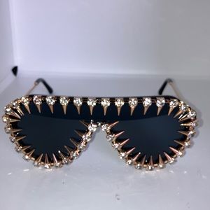 Retro sunglasses with spikes